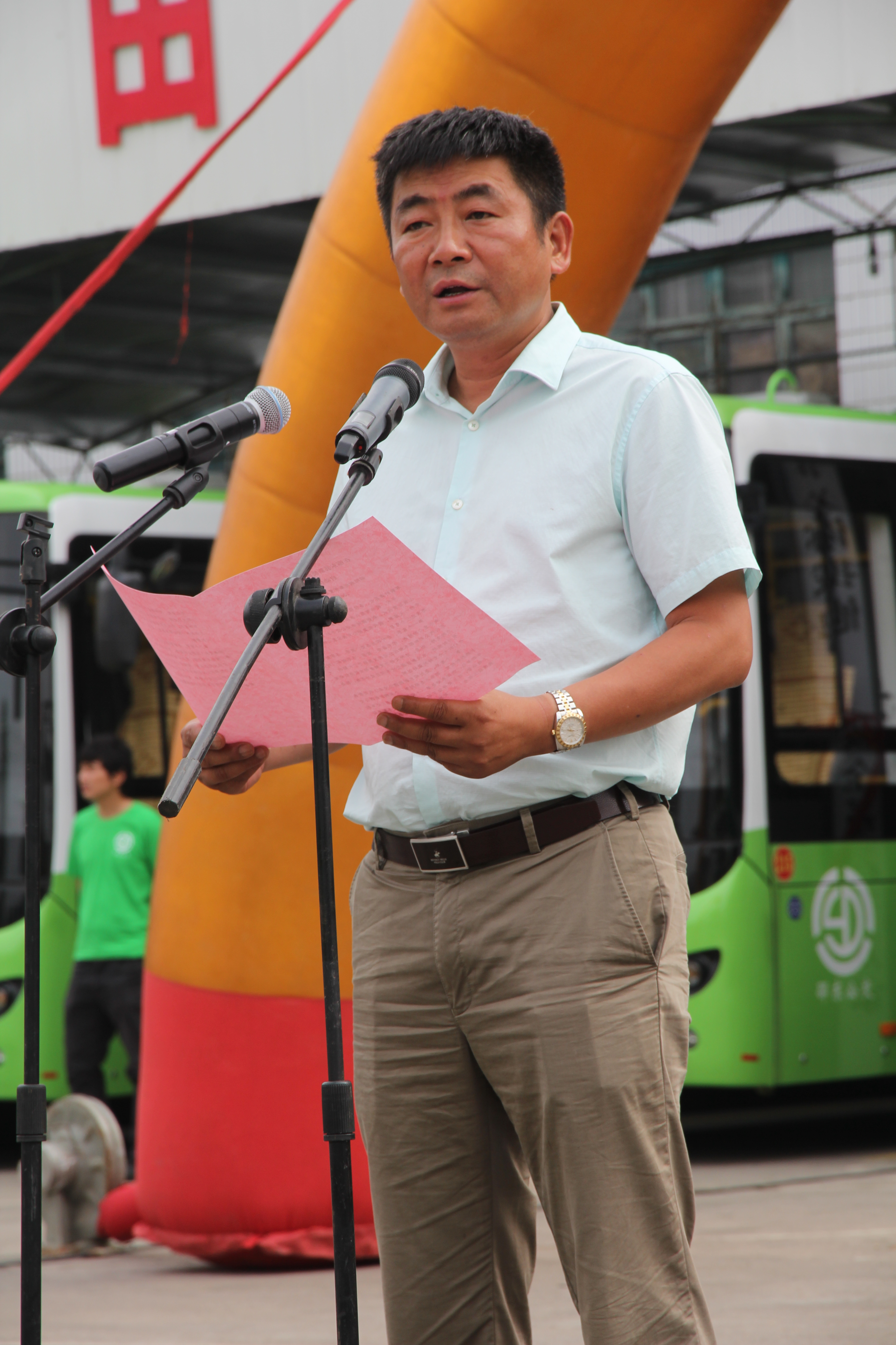 圖為純電動公交車整裝待發(fā)。圖為市民在試乘純電動公交車