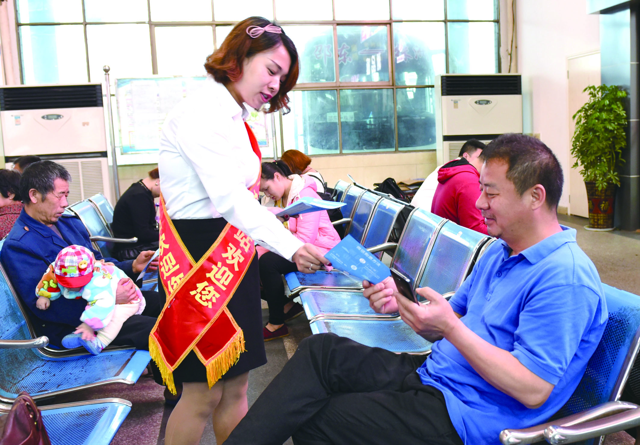 4月21日，邵東汽車西站工作人員在向旅客推介互聯網+站+車+客平臺的推廣應用與購票實名制宣傳。