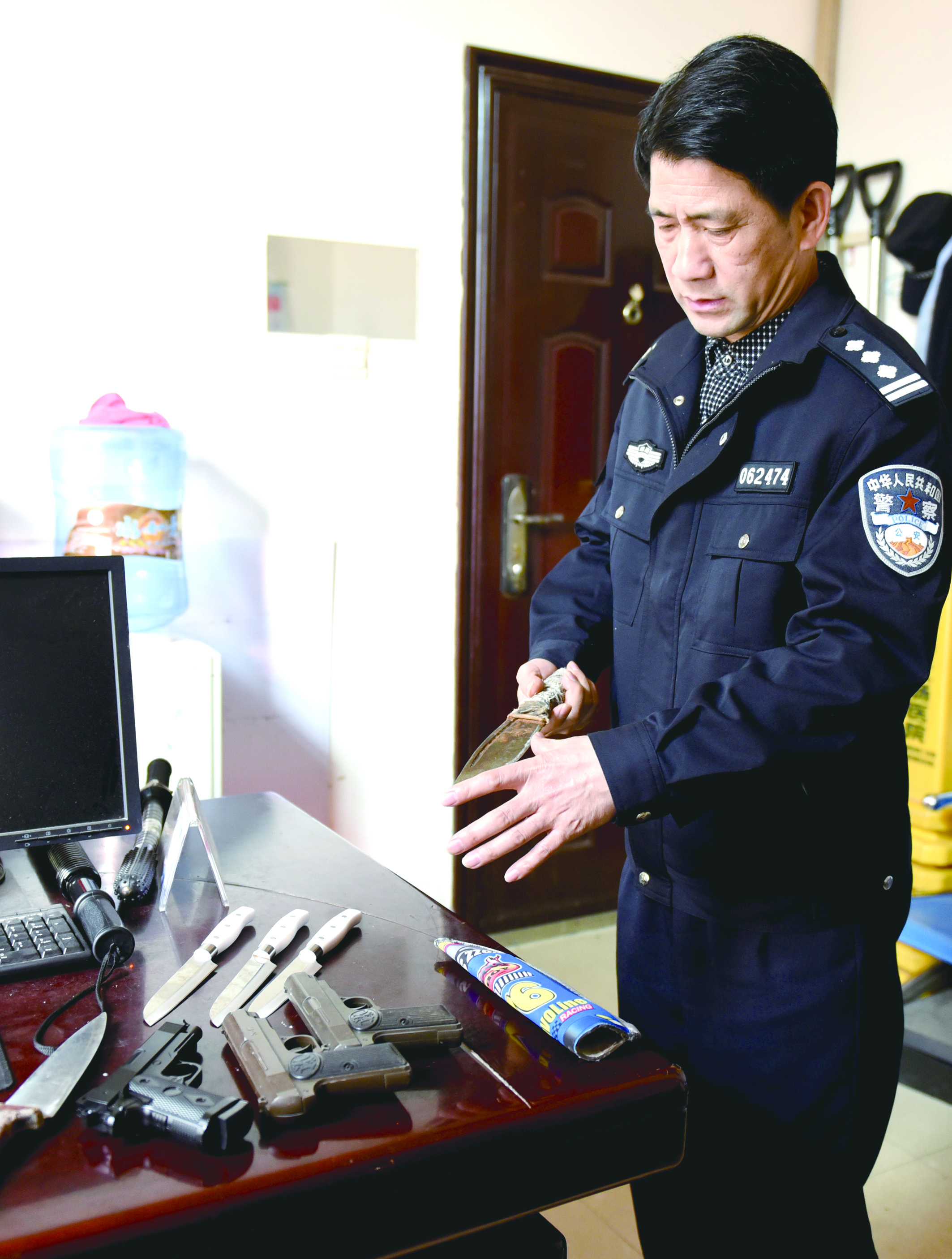 3月12日，邵東汽車西站警務(wù)室民警正在對(duì)所查獲的違禁品進(jìn)行清點(diǎn)